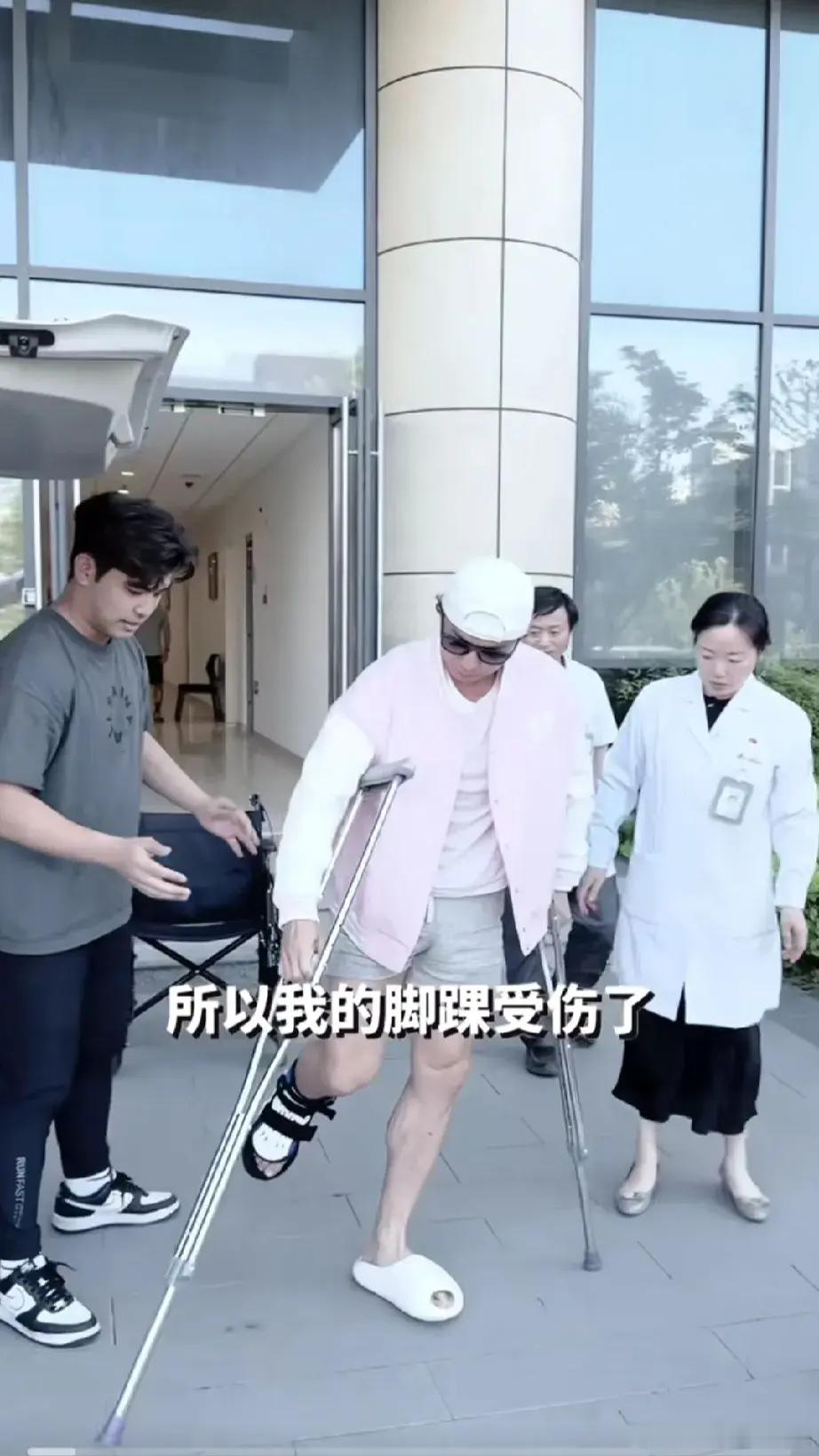 刘畊宏教练脚部受伤骨折，医生建议休养一个月。这一个月vivi姐来活了，粉丝们都让