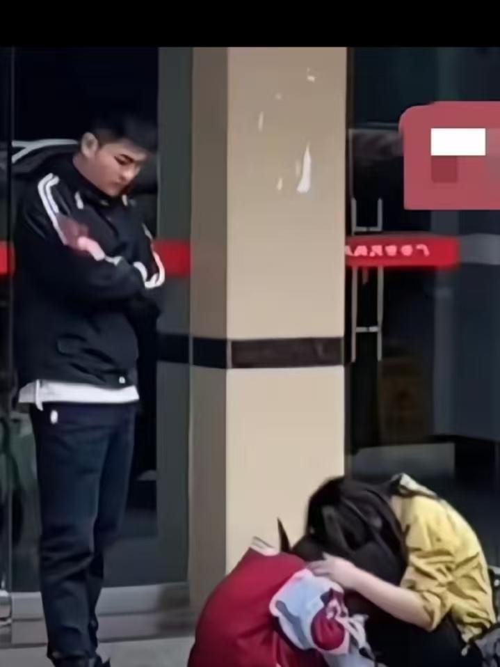 民政局门口这幕真能戳心！刚领完离婚证的夫妻俩，女儿抱着妈妈大腿哭到直发抖，喊着“