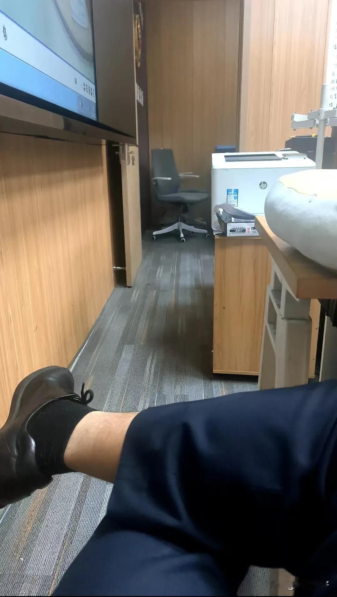 要不是我自己心里清楚，我家那小子现在正猫在杭州某派出所里从事一名员额制辅警的工作