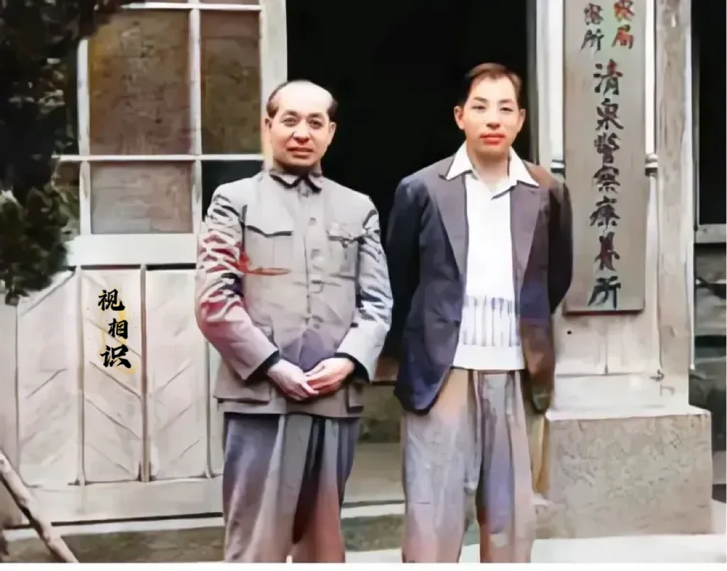 40年代，被软禁的张学良与看守他的刘乙光的合影，两人之间并无亲缘、上下级关系，更...