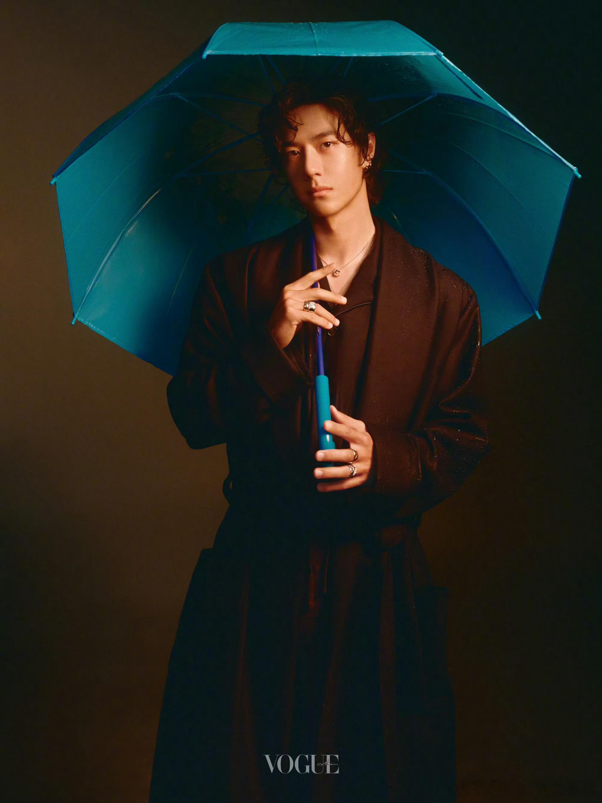 让我看看我家酷盖有多帅王一博素颜拍摄杂志