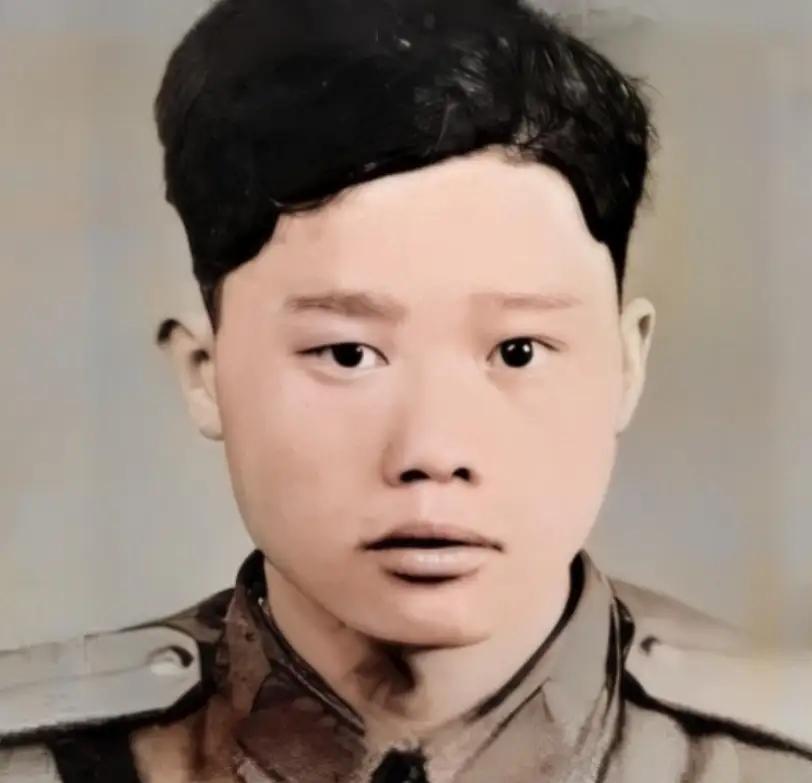 1951年1月28日，志愿军战士潘天炎因为生理需要去附近的草丛解决，却意外发现阵