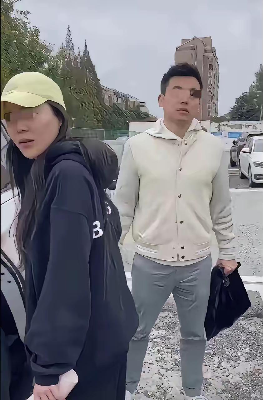 律师和空姐搞在一起被抓包了，这两人结局大概率已经注定了，男的作为一名律师，一名法