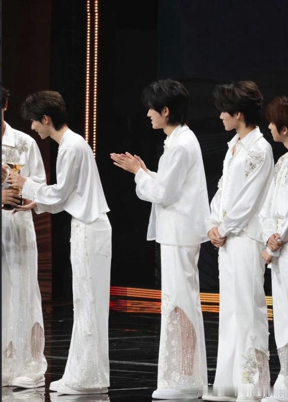 时团这裤子。。这鞋子。。。真的好看吗 ​​​