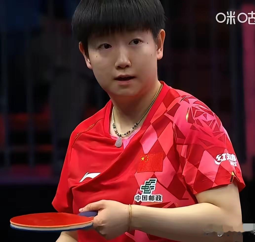 莎莎比赛3-0大胜对手，结束比赛后，满场观众都在给她欢呼，莎莎转身准备离开场地时