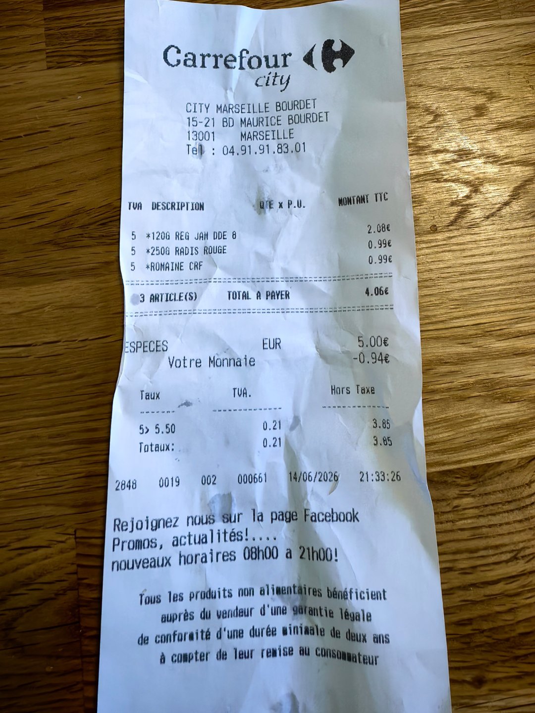 昨天晚饭后，出门散步，原计划回民宿路上顺便到超市买点蔬菜，但在港湾流连忘返，等想