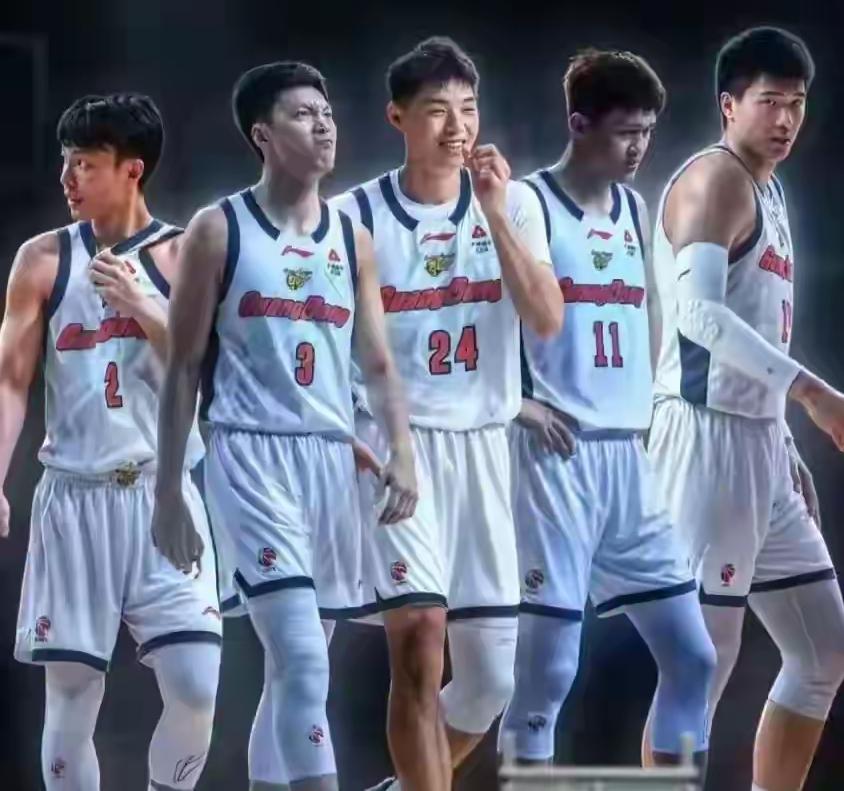 周鹏回归，可以进入首发阵容吗？
周鹏在深圳队四年，常规赛场均7.9分，2.8篮板