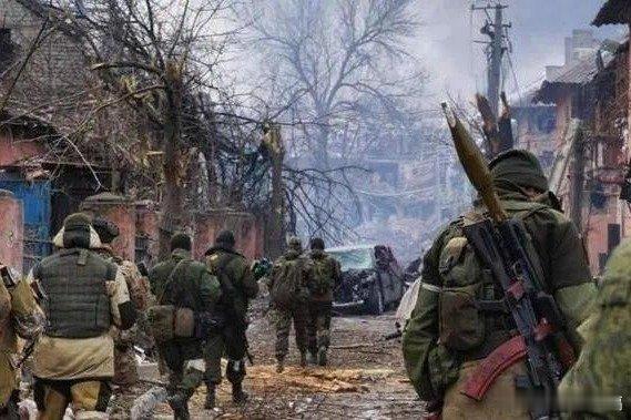 凤凰新闻【亚速营深夜突围！80多辆车冲上死亡公路：在500米内就被屠杀殆尽】&l