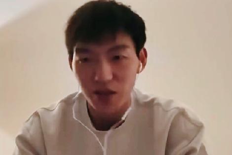 误解他了！
杜锋到底怎样？
听球员对他的评价。

前不久，浙江男篮队长吴前在直播