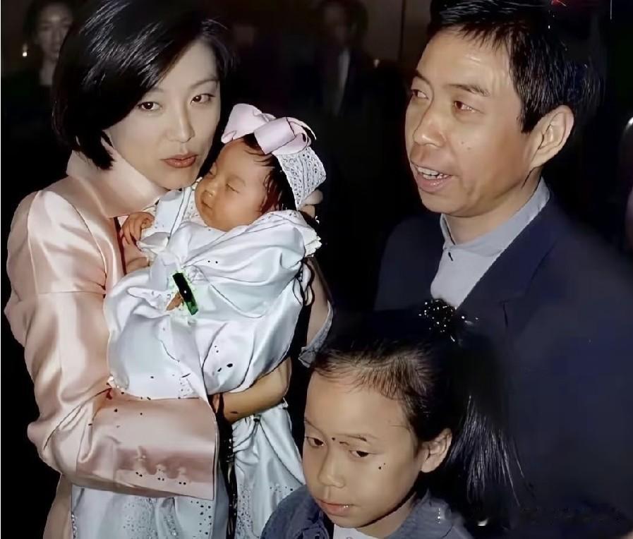 林青霞褪去荧幕光环回归家庭，婚后的生活状态你如何看待？