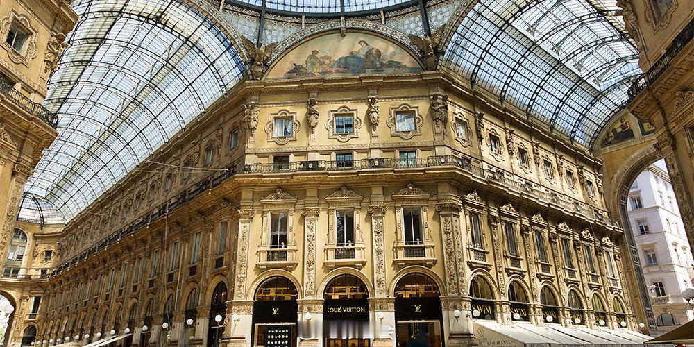 看书，发现这个号称“米兰的客厅”的公共空间，艾曼纽二世回廊是一座极具特色的建筑。