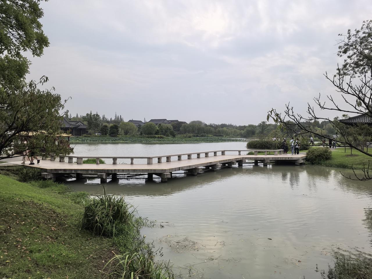 台湾问题的一个很重要的因素是日本。1945年接收台湾时，由于日本自1895年50