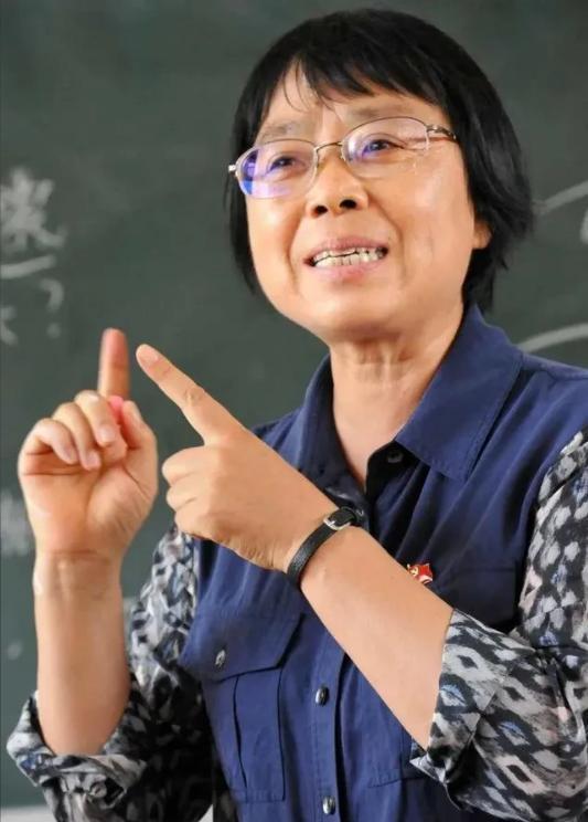 2007年，张桂梅受邀做客央视，刚到演播室，导演瞅了她1眼，皱眉说你这身衣服不行
