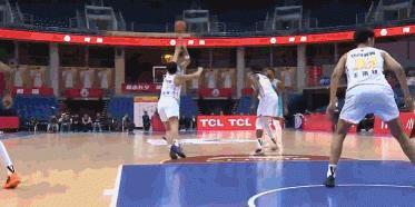 很疼！今晚CBA常规赛青岛男篮主场对阵深圳男篮的比赛，首节结束前发生意外：青岛男