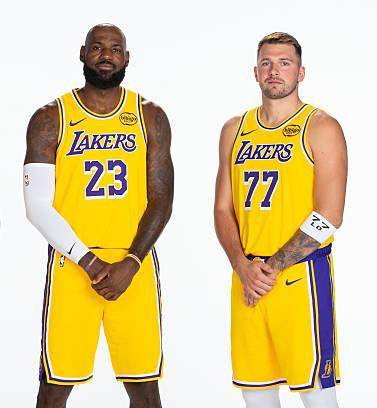 詹姆斯与东契奇的27岁，一对比便高下立判，差距无需多言。

东契奇刚满27岁，生