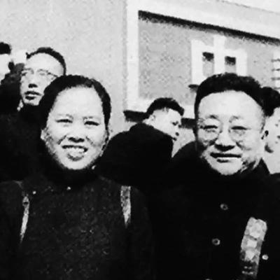 他是乔冠华的连襟，担任外交部副部长职务17年年。其弟曾任联合国副秘书长一职，其妻
