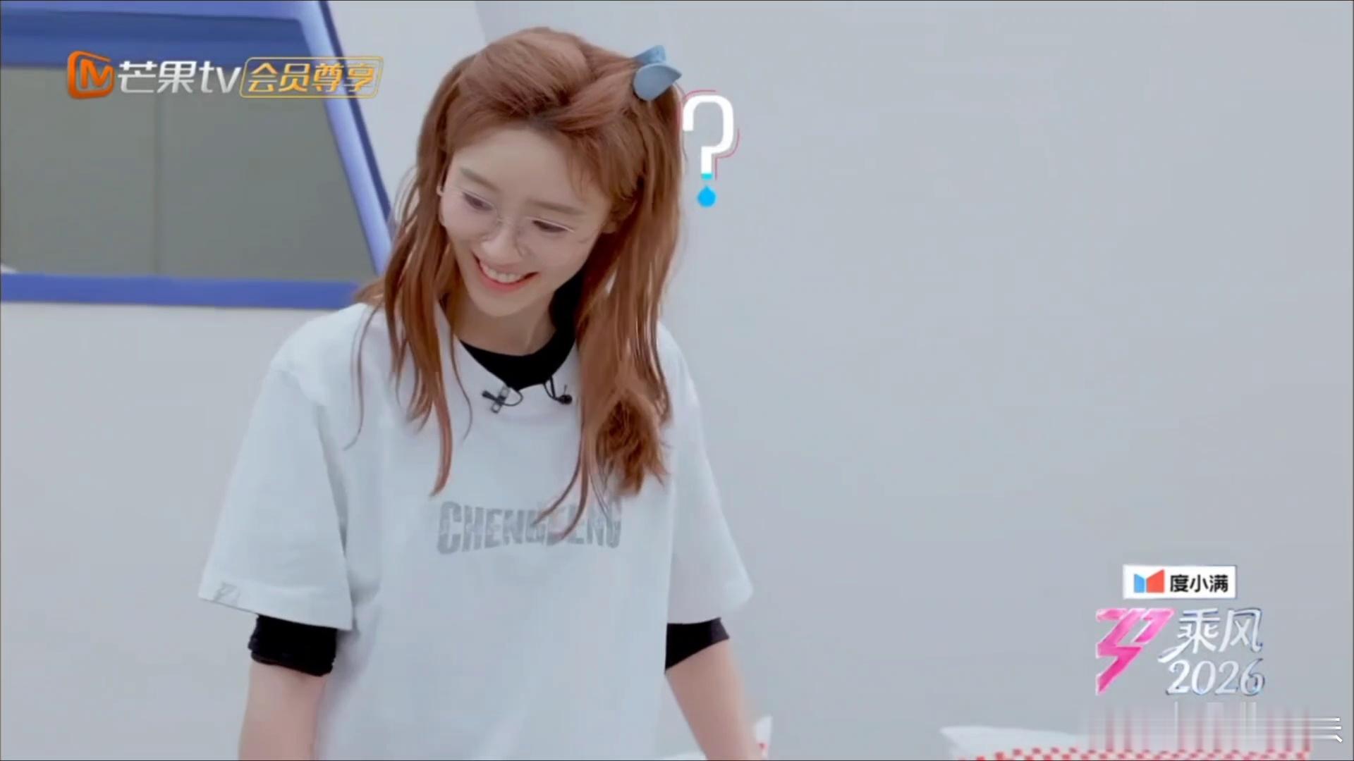 徐梦洁吃饭前先闻闻自己脚臭不臭徐梦洁真不把我们当外人 徐梦洁也太逗了！张月端着饭