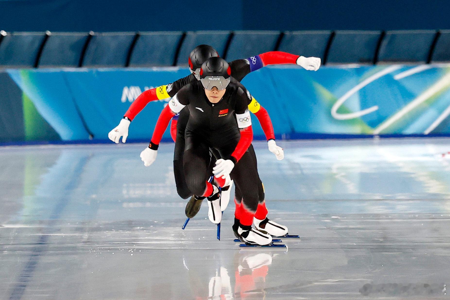 中国速滑男团0.09秒绝杀冰上逆袭，荣耀加冕！0.09秒绝杀劲旅荷兰，斩获中国速