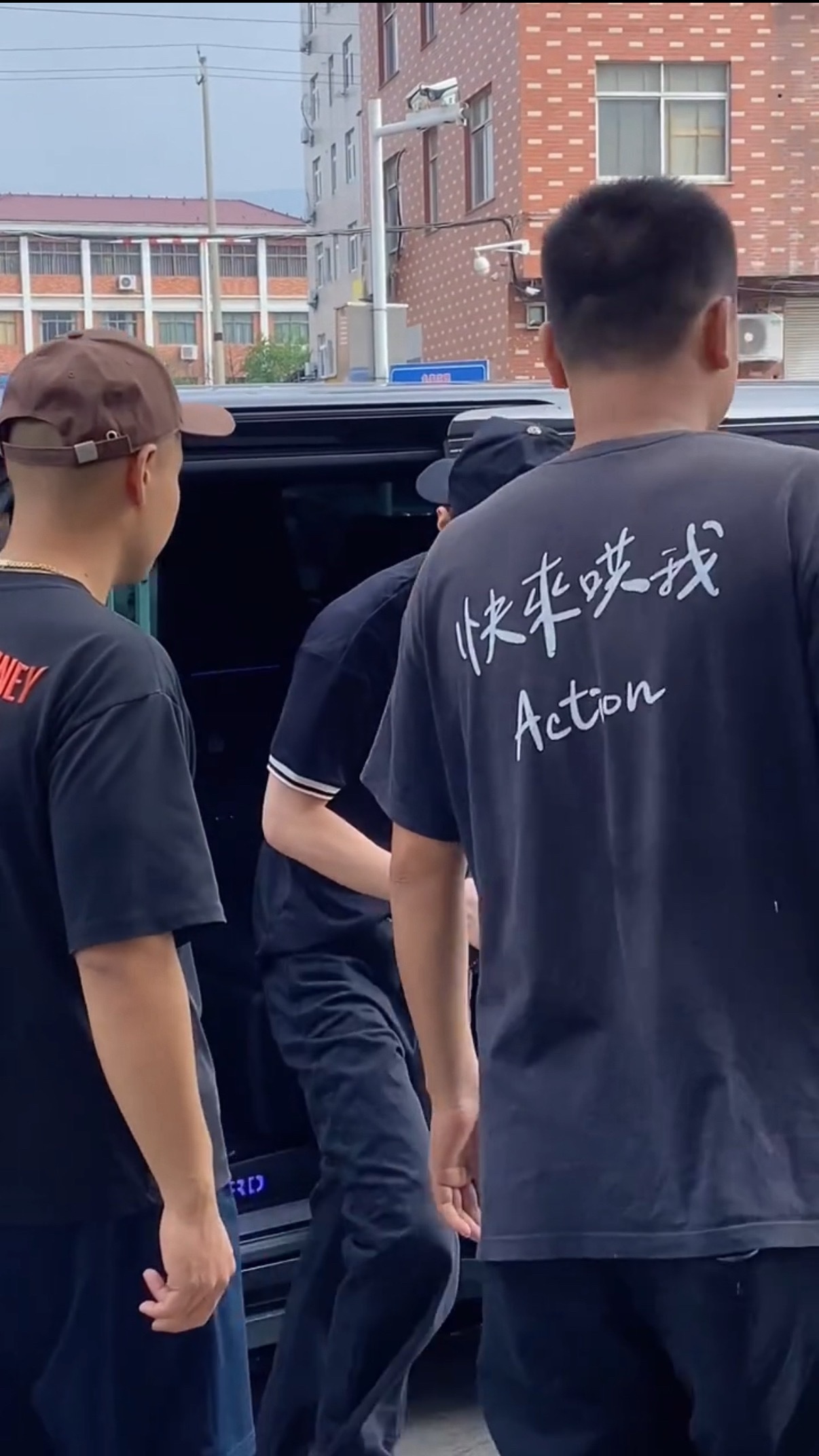 笑得我小与今天上班 工作人员的衣服有点显眼