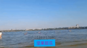 扎波罗热，大群民众还在河滩游泳纳凉，俄军一枚带翼FAB航空炸弹抵达，引发剧烈爆炸