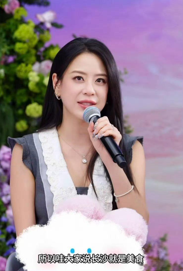 江语晨录浪姐在长沙吃了很多好吃的江语晨39岁直播状态赴长沙参与浪姐录制，江语晨化