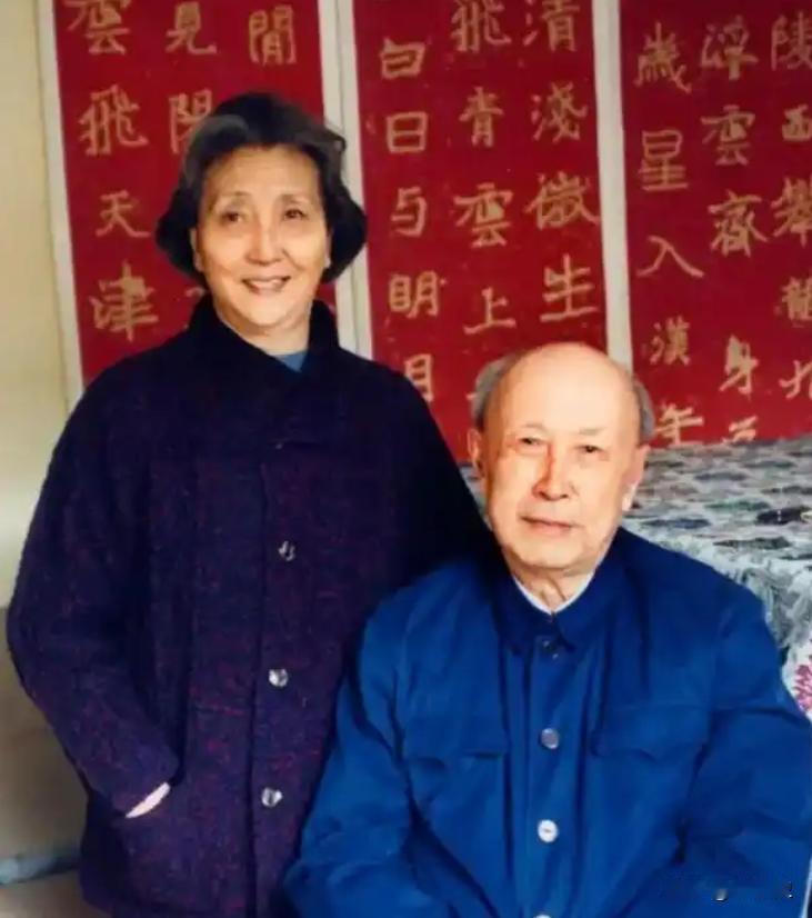 2012年蒋英在北京逝世，葬礼十分隆重，她的遗体上覆盖着鲜红的党旗，有人却认为蒋