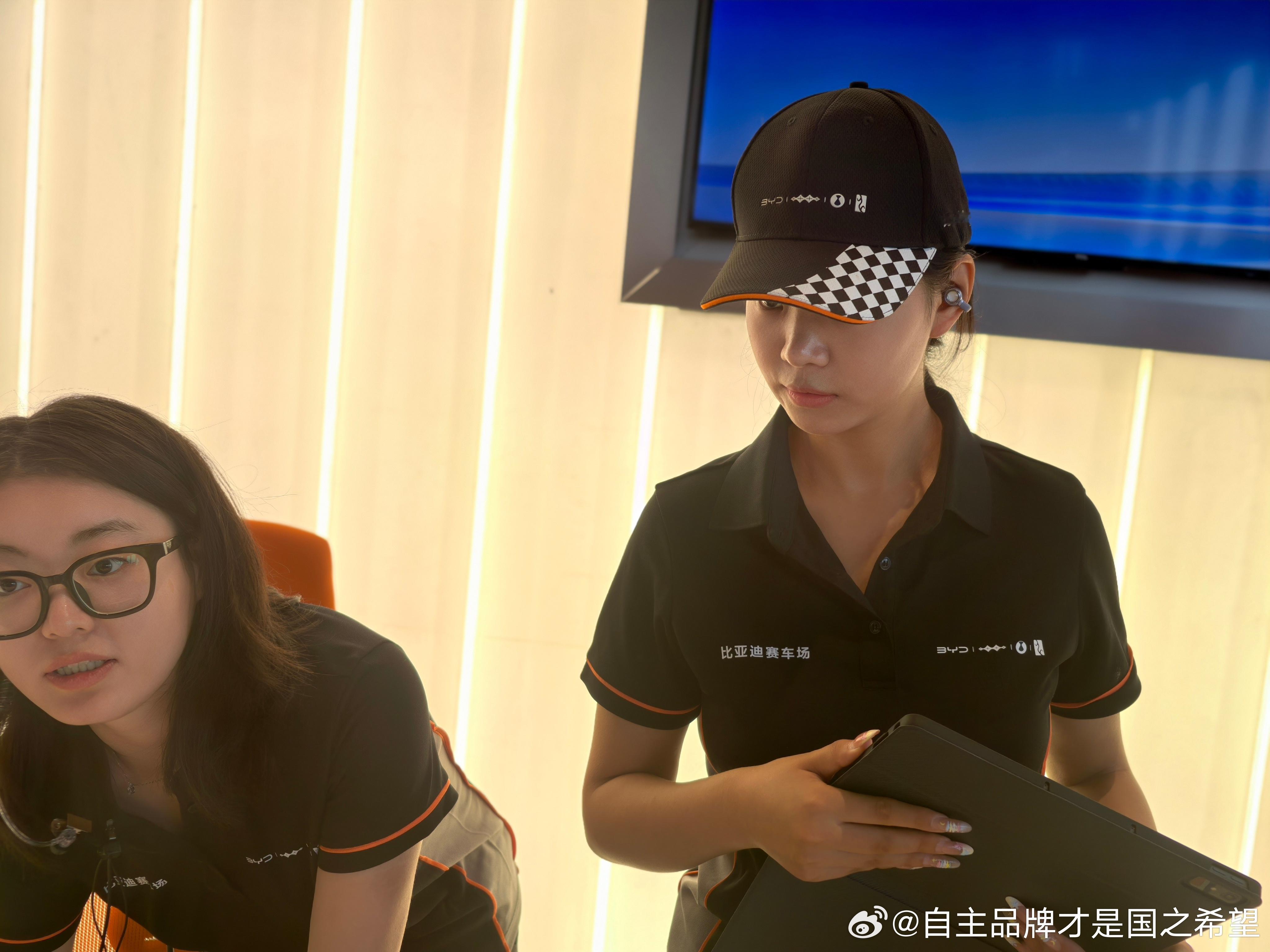郑州赛车场 我狠狠的体验了一下比亚迪自家赛道 教练带我起飞了两圈好吧 我知道我的