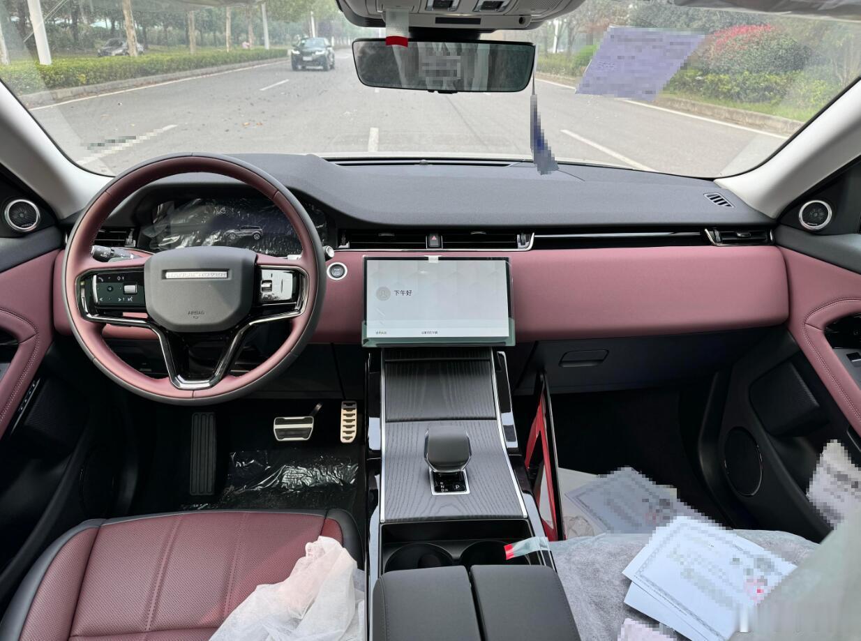 遥想路虎极光当年进口可是要落地近90万元的，能买得起这玩意的是真有钱，也是真有想