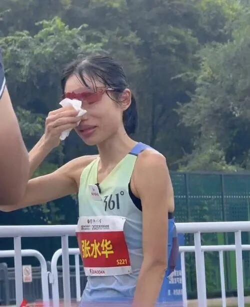 马拉松，张水华只要参与就可，名次第几都有流量。所以，张水华累不坏。