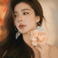 我的今日状态：😁轻松愉快
我这里的天气：☀️晴天
美女穿搭写真