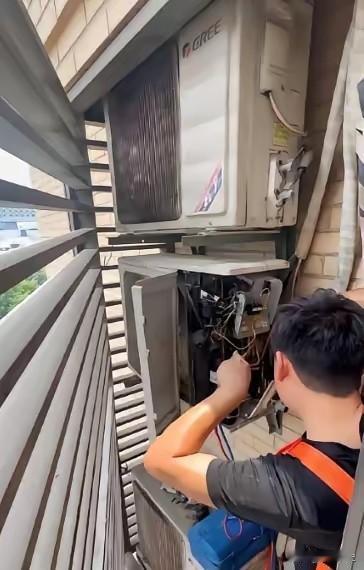38度高温多赚70块，维修工蹲树荫喝冰可乐一幕，看哭无数成年人
 
南京一个空调