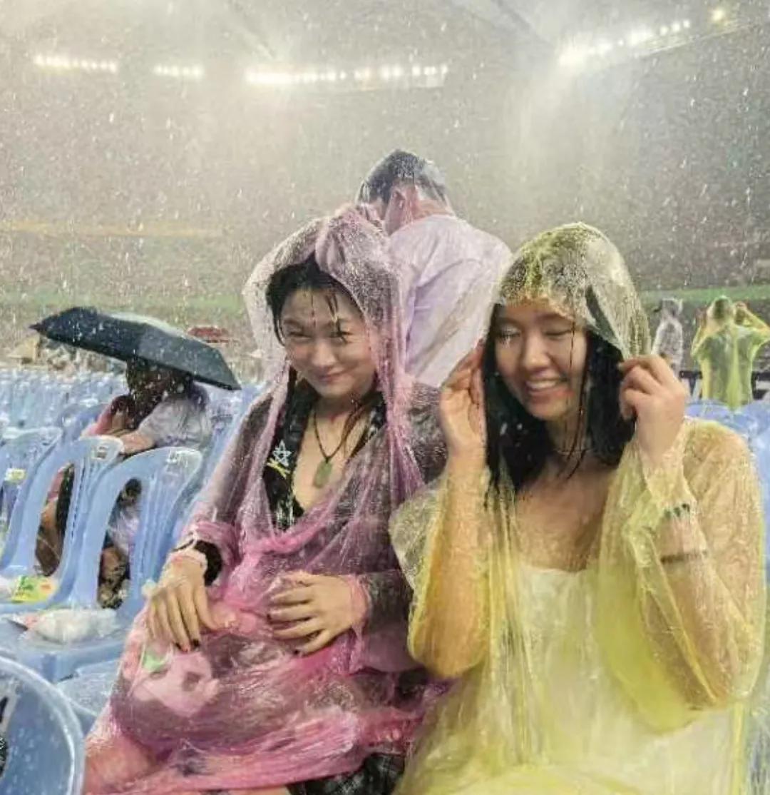 #寻找热爱表达的你#被雨淋，还坚持看演唱会的女人，这个苦她们愿意吃，还很开心，但