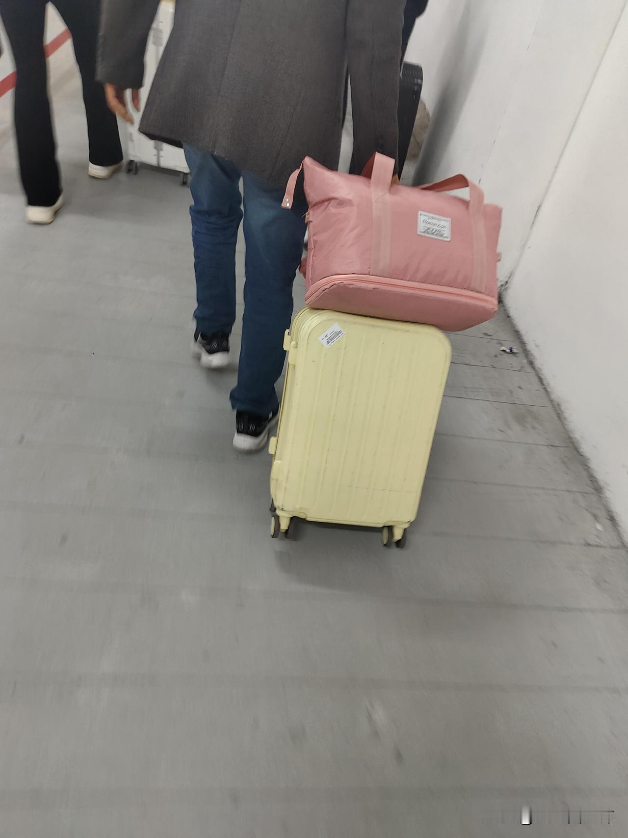 爸爸买了张哪也不去的车票
他买了一张哪也不去的票，只是为了陪我走最难走的那段。