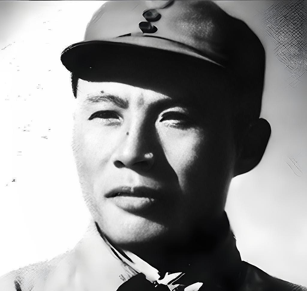 1942年，八路军周彪率机关队伍转移途中，察觉秘书故意走在外侧，还偷偷撒高粱粒。