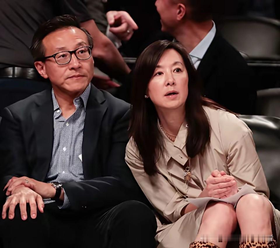 蔡崇信今年已经62岁了，而且还有三个孩子。
为啥和他妻子说分就分啊？ ​​​
