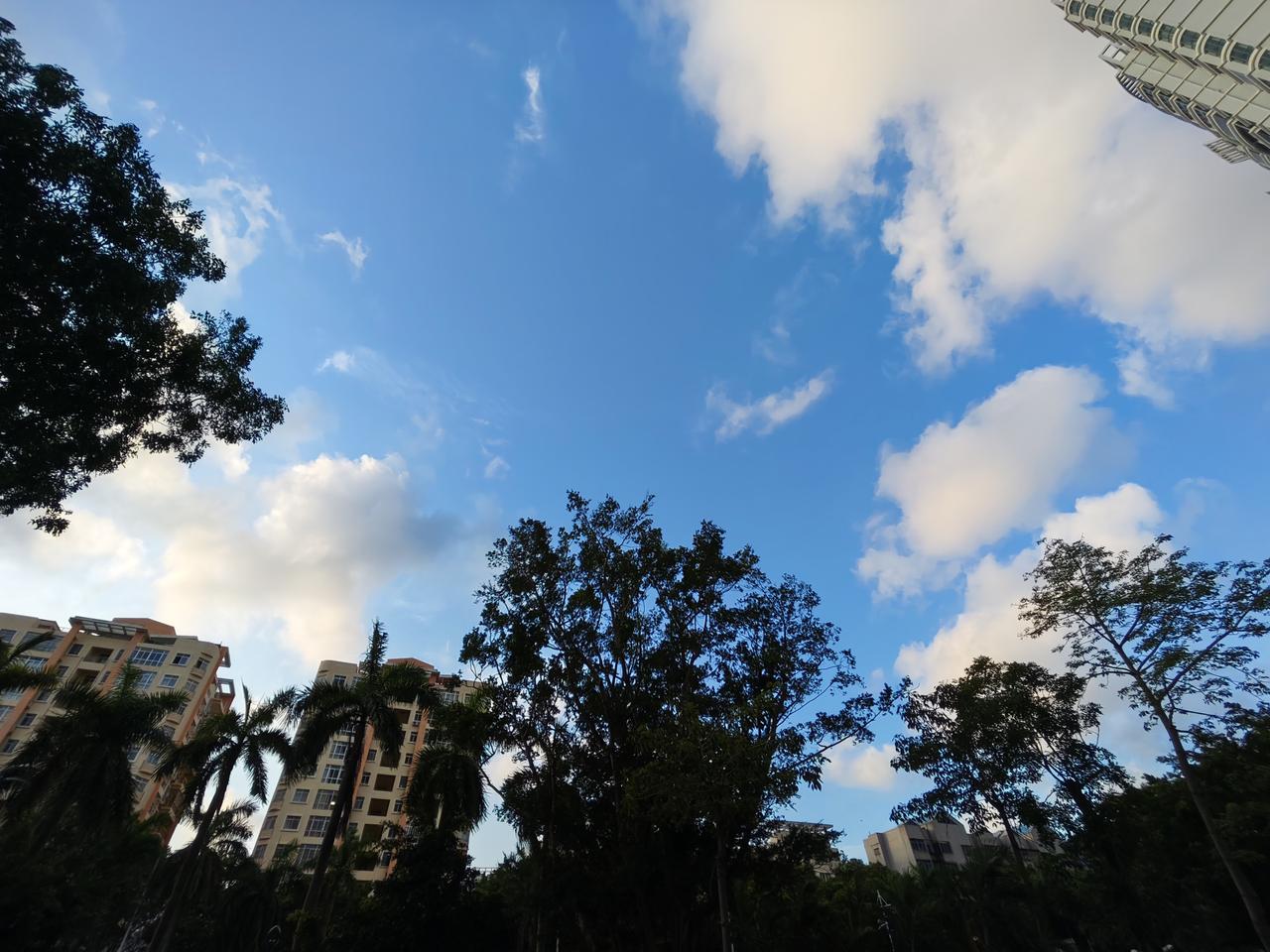 人这一生，总活在各式各样的眼光里。有人轻看你，有人高抬你，可旁人的评价终究只是过