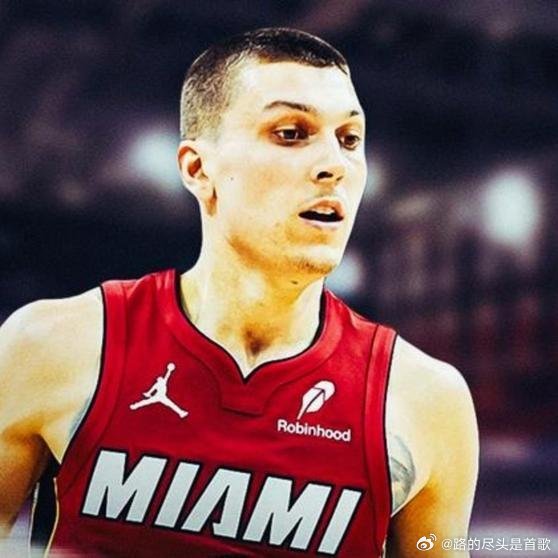 《挺和谐啊恩怨没了，阿门完成绝杀赛后火箭球员疯狂庆祝热火希罗主动过来拥抱示意，这