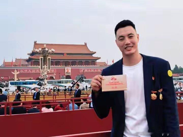 翟晓川现场观礼阅兵仪式 ​​​熟人来了-北京首钢男篮队长翟晓川。他戴着北京青年榜