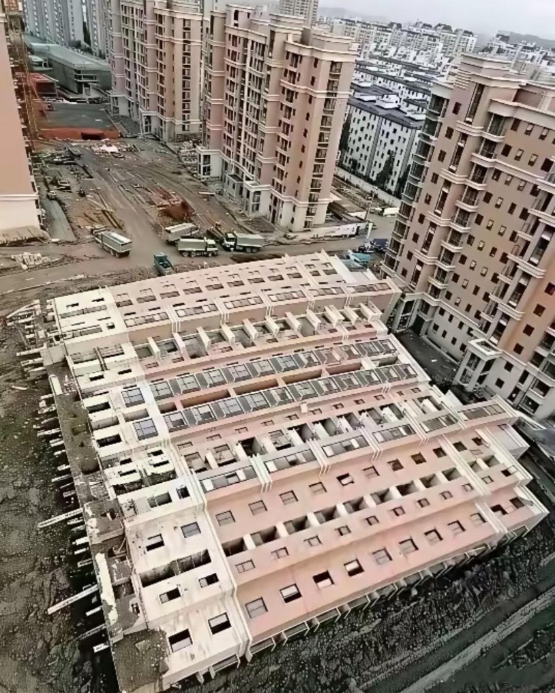 2009年，上海莲花河畔景苑"楼脆脆"事件！除了桩基不稳，房子质量还行，倒下来没