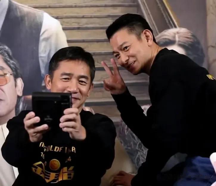 天王给粉丝们发福利送祝福啦！刘德华和梁朝伟同框，送上新年第一桶金，祝大家恭喜发财