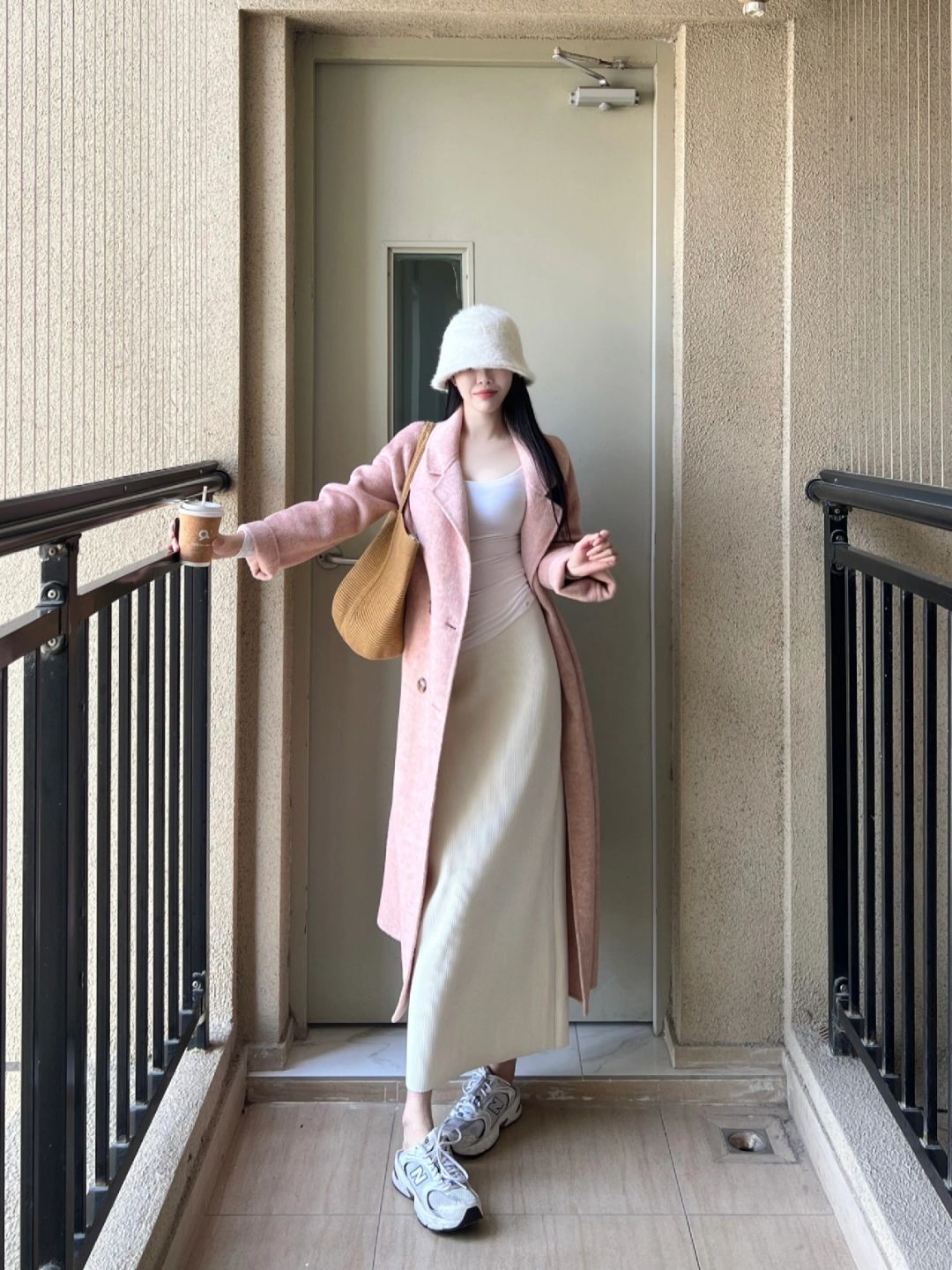 答应我！粉色大衣里面穿白色裙子！