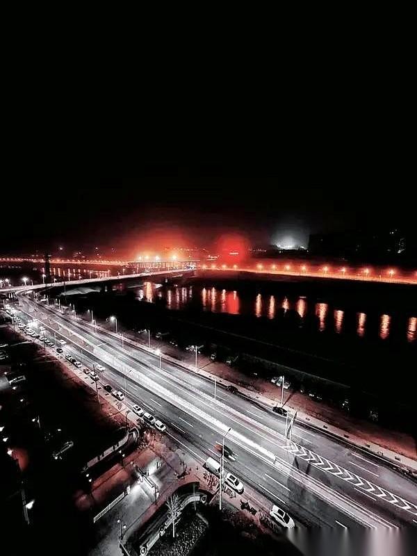 我同事那套房，九千多一平买的。
现在？五六千挂了好几年，连个问价的电话都接不到。