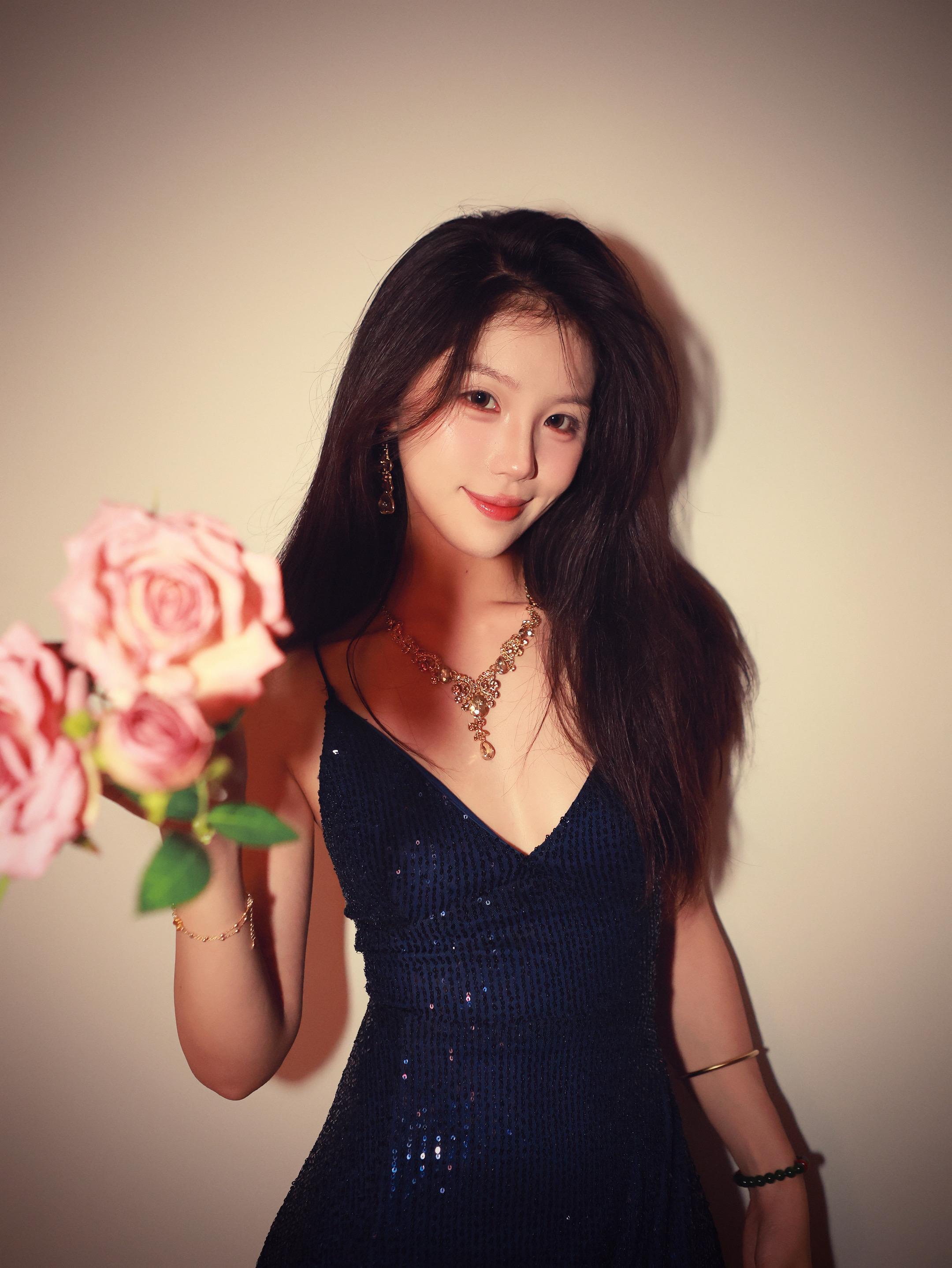 她比玫瑰更耀眼 但比玫瑰更刺人