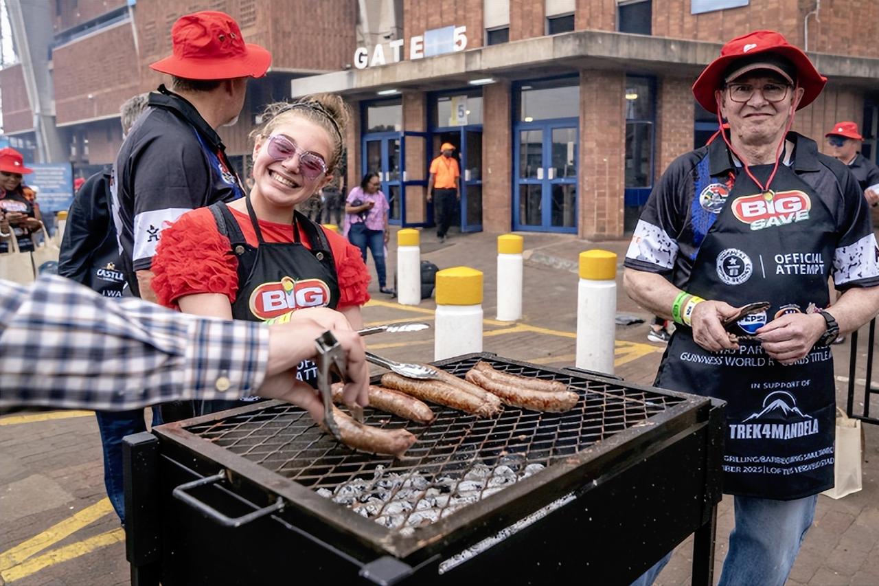 离谱！南非白人居然能靠“难民”身份移民美国，还占了美国全年难民名额的大半？这事看