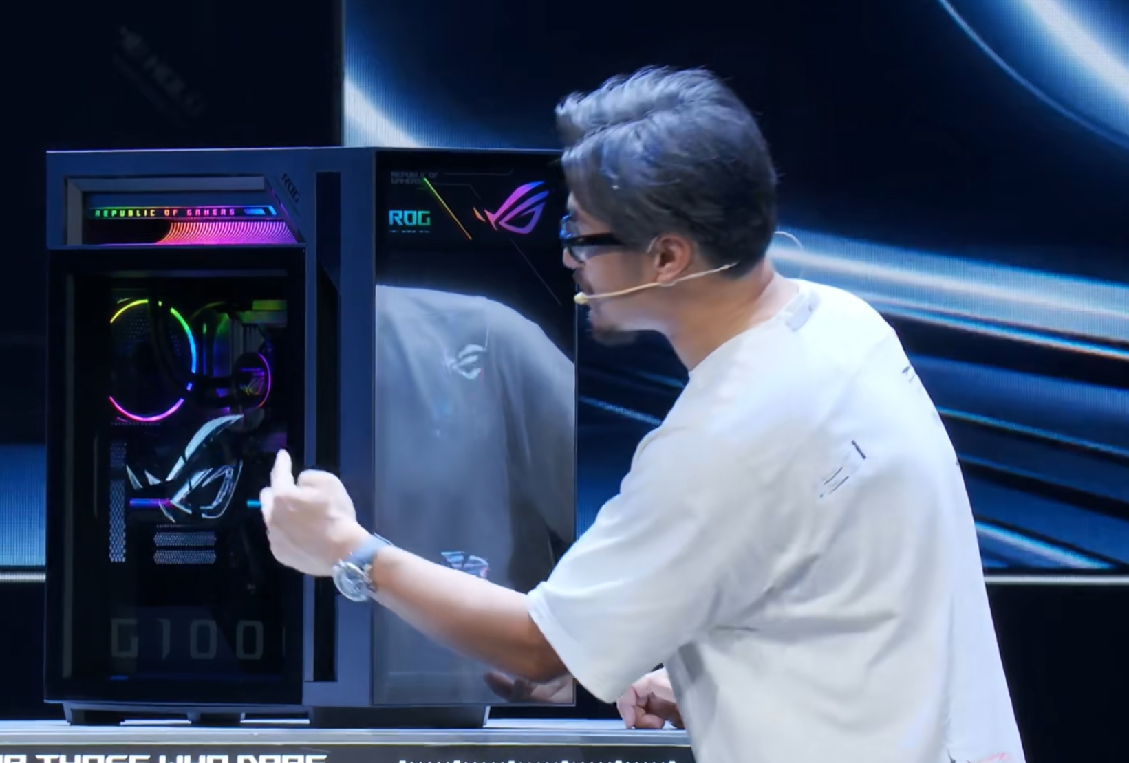 全息风扇，ROG在做灯这方面真是很无敌。ROG20周年