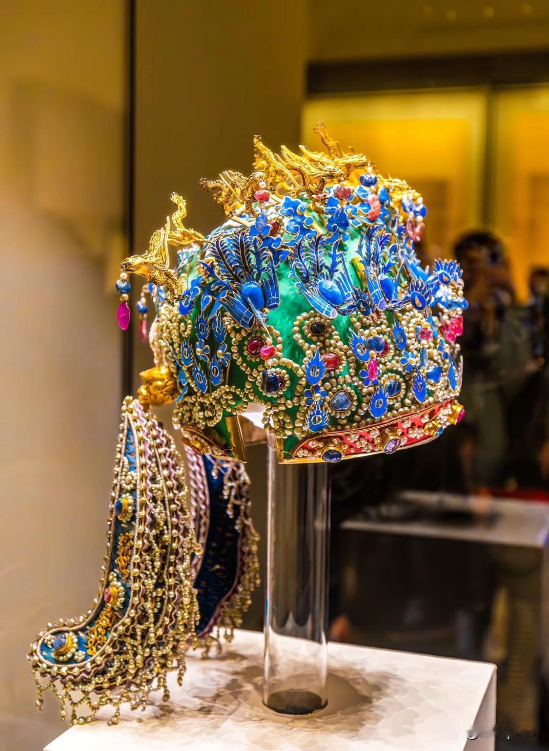 国博里最受欢迎的一件展品是明朝皇后的凤冠，人们常需要排长队才能一睹这一国宝。万历