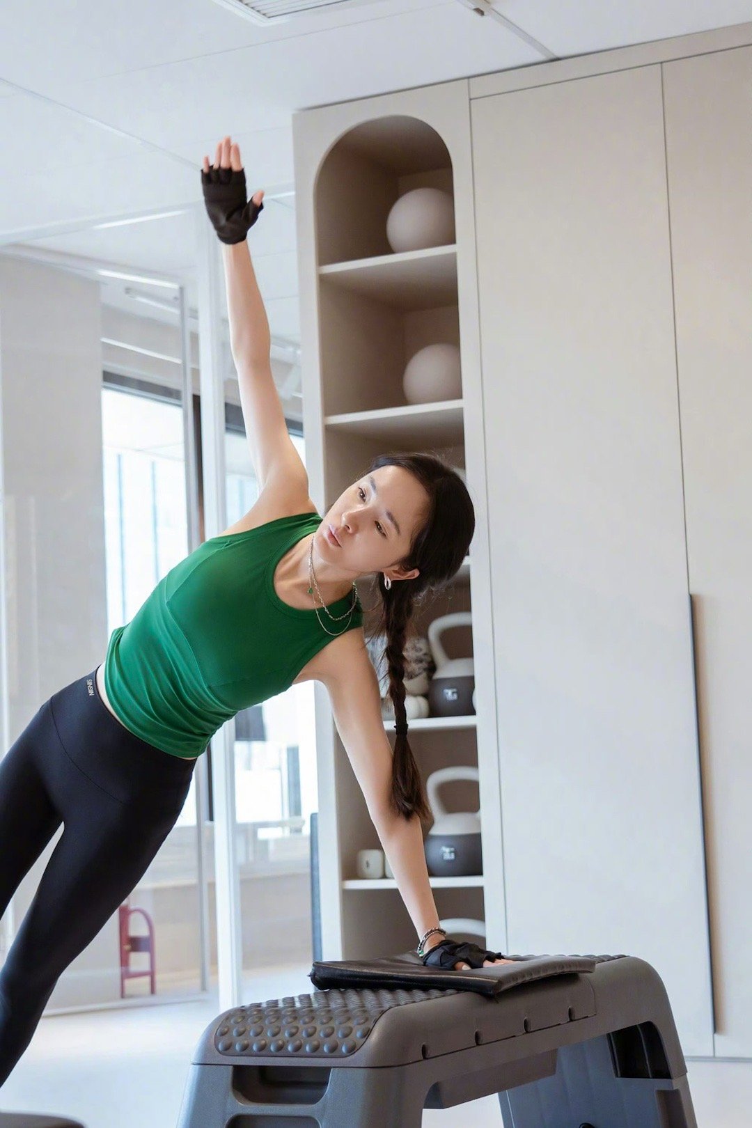 杨幂就吃了一个寿司一口面 杨幂身材管理方面超自律啊，不仅合理饮食还经常锻炼，喜欢