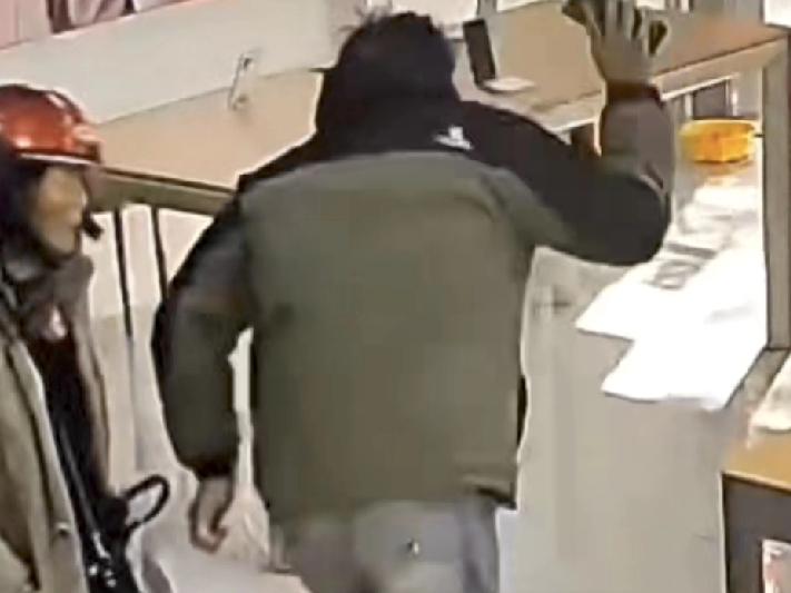 全网怒了！男孩因妈妈不买新手机，当众怒摔旧机，背后真相戳痛无数家长
 
近日，一