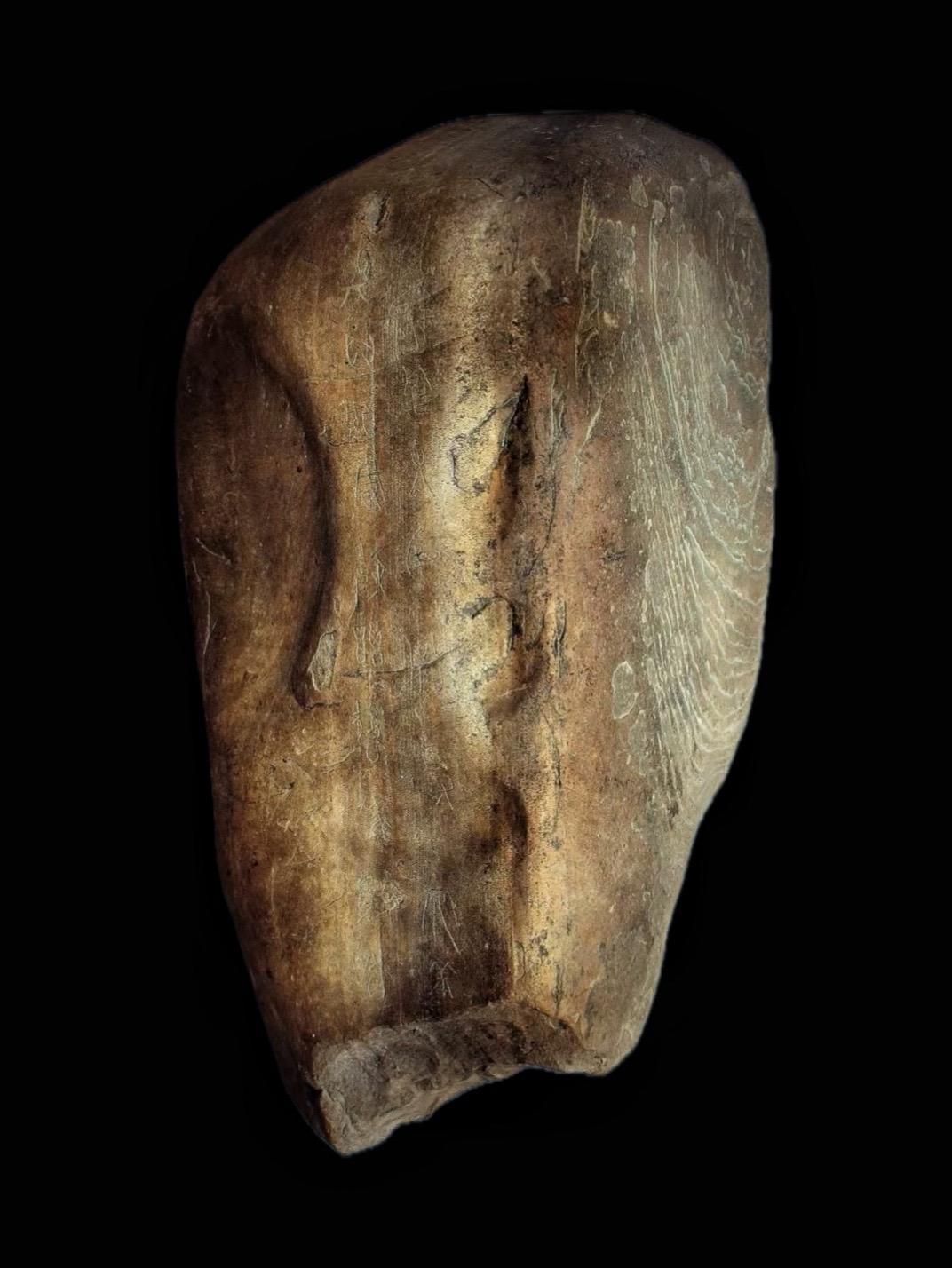 战国· 公乘得守丘刻石。闲上山来看野水，忽于水底见青山——宋·翁卷《野望》 
《公乘得守丘刻石》是一块天然的河光石，属碣类，长90厘米，宽50厘米，厚40厘米，是中国迄今为止发现的最早的石刻文字，河北博物院藏 
又称“监囿守丘刻石”“守丘刻石”“河光刻石”“战国中山刻石”，无撰书人姓名，属篆书书法作品，刻字2行，共19字（或20字），大意为：
我们是给王打鱼的，公乘得和旧将曼，我们哥们俩现在给王看守陵墓，后世的君子们，你们好啊！ 
短短两行字，却是石破天惊，守墓人留给后人的这段文字，证明了这里曾经是一个王陵