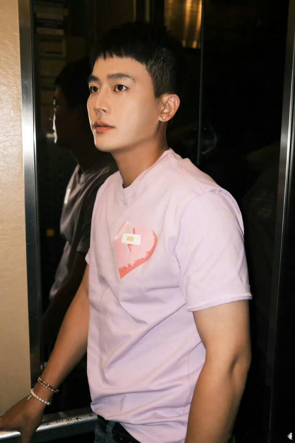 欧豪 中式审美欧豪这张脸太懂“国泰民安”的味了！方圆脸、舒展骨相，下颌线有力量还